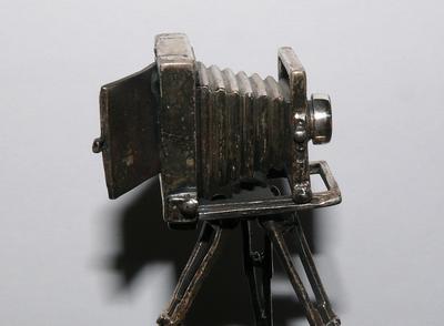 Статуэтка миниатюрная "Фотоаппарат на треноге". США. Серебро 925*. Середина ХХ века.