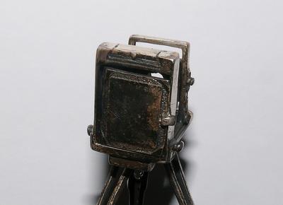 Статуэтка миниатюрная "Фотоаппарат на треноге". США. Серебро 925*. Середина ХХ века.