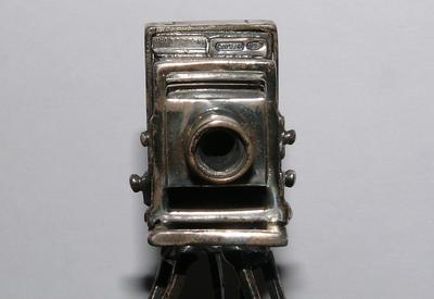 Статуэтка миниатюрная "Фотоаппарат на треноге". США. Серебро 925*. Середина ХХ века.