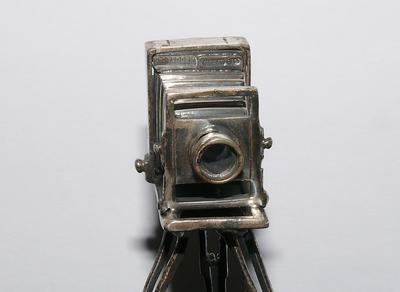 Статуэтка миниатюрная "Фотоаппарат на треноге". США. Серебро 925*. Середина ХХ века.