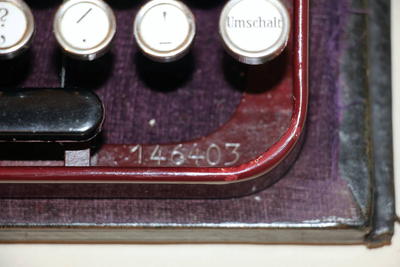 Печатная машинка "Erika 5". Клавиатура немецкая. Порядковый номер экземпляра 146403.