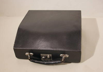 Печатная машинка "Erika 5". Клавиатура немецкая. Порядковый номер экземпляра 146403.