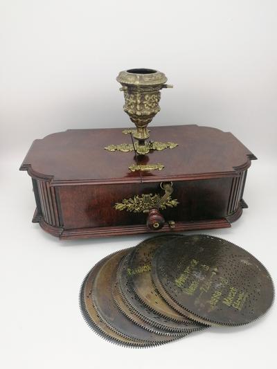 Музыкальная подставка для новогодней ёлки "Gloriosa". Германия. Конец XIX - начало ХХ века.