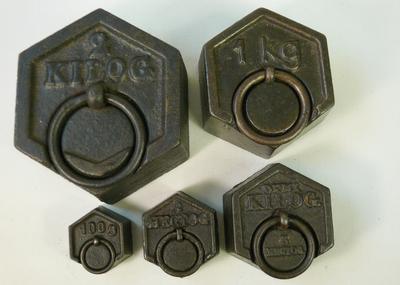 Гири торговые метрические с кольцами. Изготовитель: компания "Chappee". Множество клейм. Середина ХХ века.