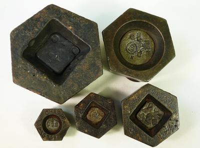 Гири торговые метрические с кольцами. Изготовитель: компания "Chappee". Множество клейм. Середина ХХ века.