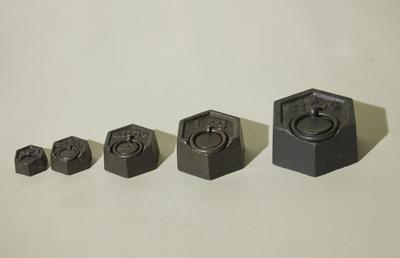 Гири торговые метрические с кольцами. Изготовитель: компания "Chappee". Множество клейм. Середина ХХ века.