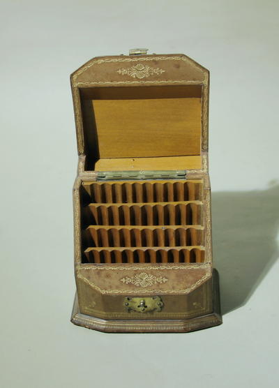 Настольная сигаретница. Предмет в отличной сохранности.