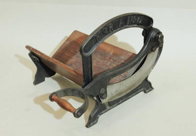 Хлеборезка "MARTA № 0". В хорошей сохранности и рабочем состоянии. Оригинальная комплектация.