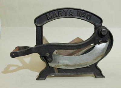 Хлеборезка "MARTA № 0". В хорошей сохранности и рабочем состоянии. Оригинальная комплектация.