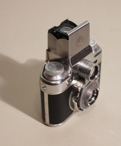 Фотоаппарат "BOLSEY MODEL C22". Двухобъективная зеркальная камера для пленки 35 мм. Выпускалась в США 50 - 60 годах 20 века.