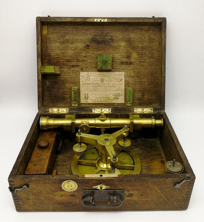 Нивелир "J.-B. Tibaut-Desimpelaere".. Прибор в оригинальном дубовом футляре. Фирма "J.-B. Tibaut-Desimpelaere". Брюссель, 19 век