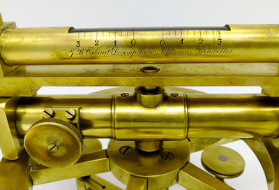 Нивелир "J.-B. Tibaut-Desimpelaere".. Прибор в оригинальном дубовом футляре. Фирма "J.-B. Tibaut-Desimpelaere". Брюссель, 19 век