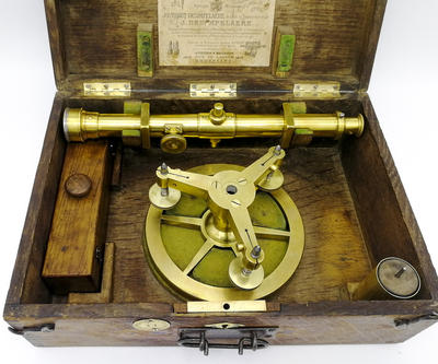 Нивелир "J.-B. Tibaut-Desimpelaere".. Прибор в оригинальном дубовом футляре. Фирма "J.-B. Tibaut-Desimpelaere". Брюссель, 19 век