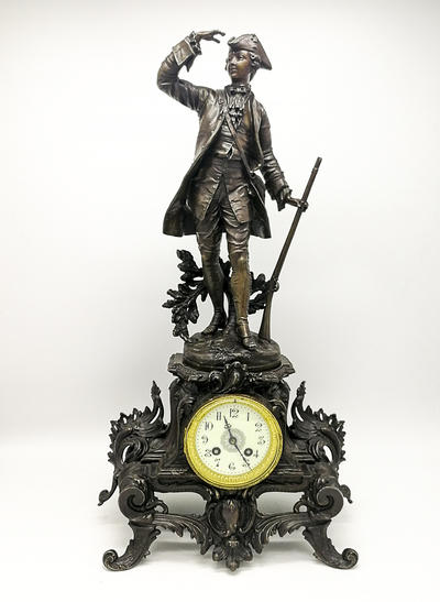 Каминные часы с охотником. Франция, вторая половина XiX века. В хорошей сохранности.