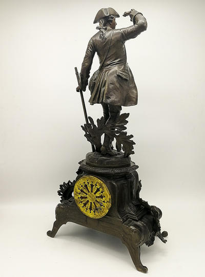 Каминные часы с охотником. Франция, вторая половина XiX века. В хорошей сохранности.
