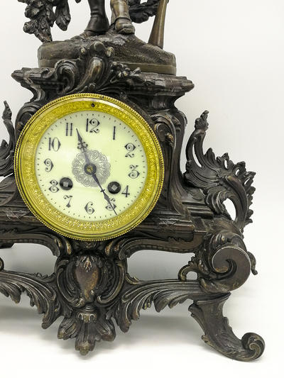 Каминные часы с охотником. Франция, вторая половина XiX века. В хорошей сохранности.