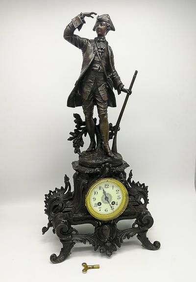 Каминные часы с охотником. Франция, вторая половина XiX века. В хорошей сохранности.