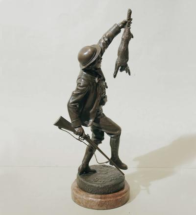Скульптура "Охотник с зайцем". Франция. Вторая половина XIX века. Подставка из камня. Подпись "E.PILET"
