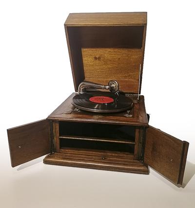 Граммофон "Maestrophone". Швейцария, начало XX века