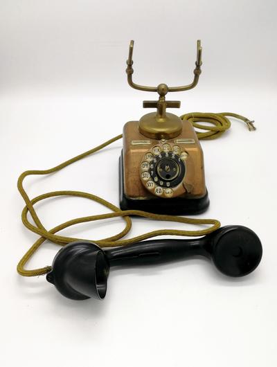 Аппарат телефонный KTAS. Комплектация телефона оригинальная. Корпус стальной, трубка из эбонита оснащена тангентой для отключения микрофона. Дания. 1940-е гг.