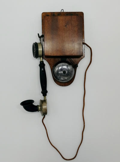 Телефон настенный. Корпус из красного дерева. Комплектация оригинальная.