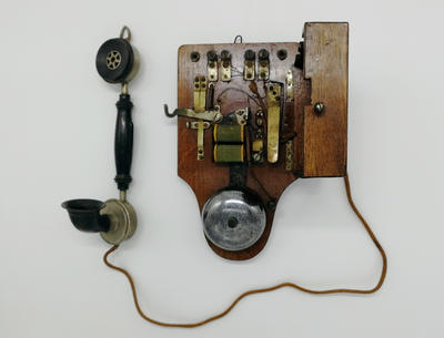 Телефон настенный. Корпус из красного дерева. Комплектация оригинальная.