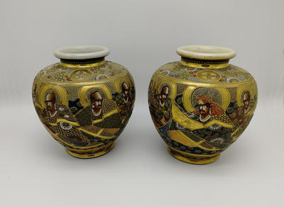 Парные китайские вазы. Фаянс декорирован ручной росписью в стиле "мориаж", рельефная фактура с золочением.