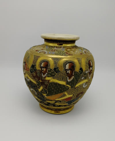 Парные китайские вазы. Фаянс декорирован ручной росписью в стиле "мориаж", рельефная фактура с золочением.