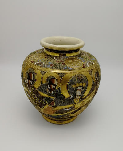 Парные китайские вазы. Фаянс декорирован ручной росписью в стиле "мориаж", рельефная фактура с золочением.