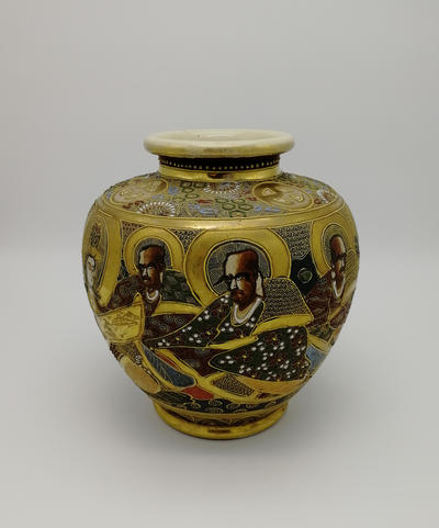 Парные китайские вазы. Фаянс декорирован ручной росписью в стиле "мориаж", рельефная фактура с золочением.