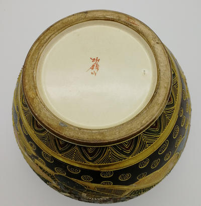 Парные китайские вазы. Фаянс декорирован ручной росписью в стиле "мориаж", рельефная фактура с золочением.