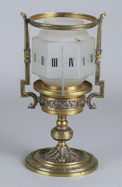 Часы-ночник с вращающимся плафоном. Франция, середина XIX века