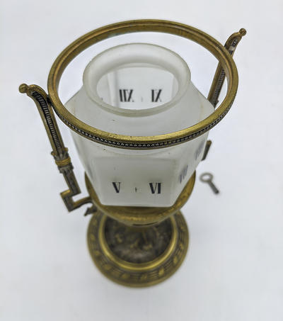 Часы-ночник с вращающимся плафоном. Франция, середина XIX века