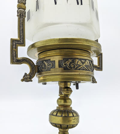 Часы-ночник с вращающимся плафоном. Франция, середина XIX века