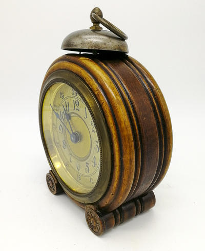 Часы-будильник "Junghans". Часы в рабочем состоянии, корпус имеет незначительные потёртости характерные возрасту. Германия, начало 20 века