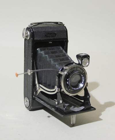 Фотоаппарат "Zeiss Ikon Ikonta". Складная пленочная фотокамера, производилась компанией Zeiss Ikon в 1930-ые годы .