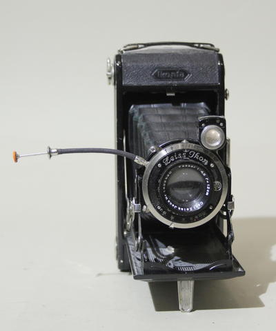 Фотоаппарат &quot;Zeiss Ikon Ikonta&quot;. Складная пленочная фотокамера, производилась компанией Zeiss Ikon в 1930-ые годы .