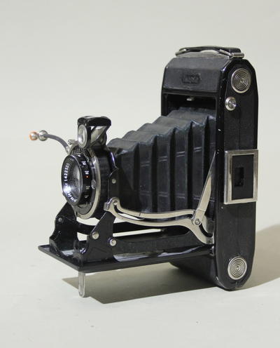 Фотоаппарат &quot;Zeiss Ikon Ikonta&quot;. Складная пленочная фотокамера, производилась компанией Zeiss Ikon в 1930-ые годы .