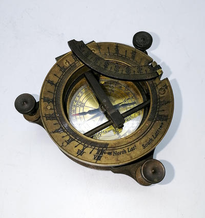 Солнечные часы-компас с футляром. Англия, вторая половина XIX века