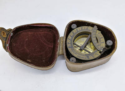 Солнечные часы-компас с футляром. Англия, вторая половина XIX века