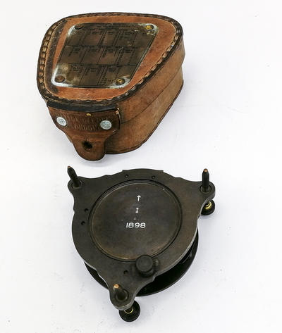 Солнечные часы-компас с футляром. Англия, вторая половина XIX века