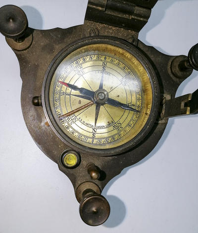 Солнечные часы-компас с футляром. Англия, вторая половина XIX века