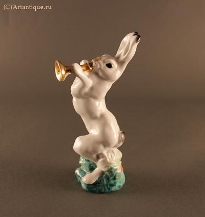 Статуэтка "Заяц с трубой". Марка синяя "ЛФЗ". Из серии "Сказочные персонажи". 1950-е годы.