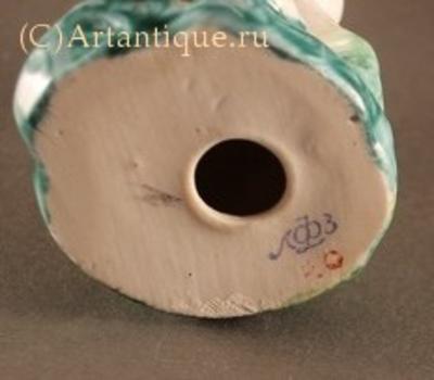 Статуэтка "Заяц с трубой". Марка синяя "ЛФЗ". Из серии "Сказочные персонажи". 1950-е годы.