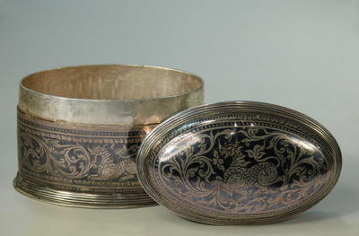 Табакерка. Серебро по реактиву. Середина ХХ века.