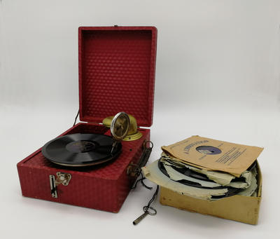 Патефон с набором пластинок. Комплект состоит из мини патефона с ключом, в рабочем состоянии и набора пластинок (22 шт.) диаметром 150 мм.