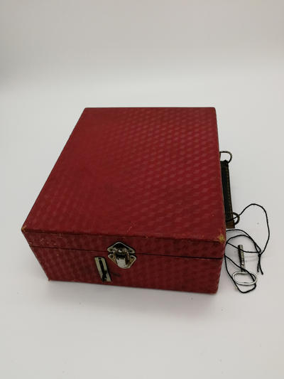 Патефон с набором пластинок. Комплект состоит из мини патефона с ключом, в рабочем состоянии и набора пластинок (22 шт.) диаметром 150 мм.