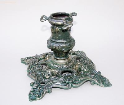 Подставка для новогодней елки "Ангелочки". Предмет опубликован в немецком каталоге. Конец XIX века.