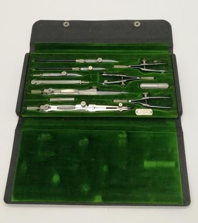 Готовальня "CHALLENGE" фирмы "KEUFFEL & ESSER Co. N.Y." №9726. В наборе 11 предметов. Полная и оригинальная комплектация. Все предметы в отличной сохранности.