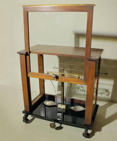 Лабораторные весы "H.L. Becker Fils & Cc, Bruxell". H.L. Becker (Генри Луис Беккер). Западная Европа. Конец XIX - начало XX вв..